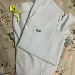 Figs Scrubs Blue Open Skies Set (Catarina Top/Zamora Joggers)